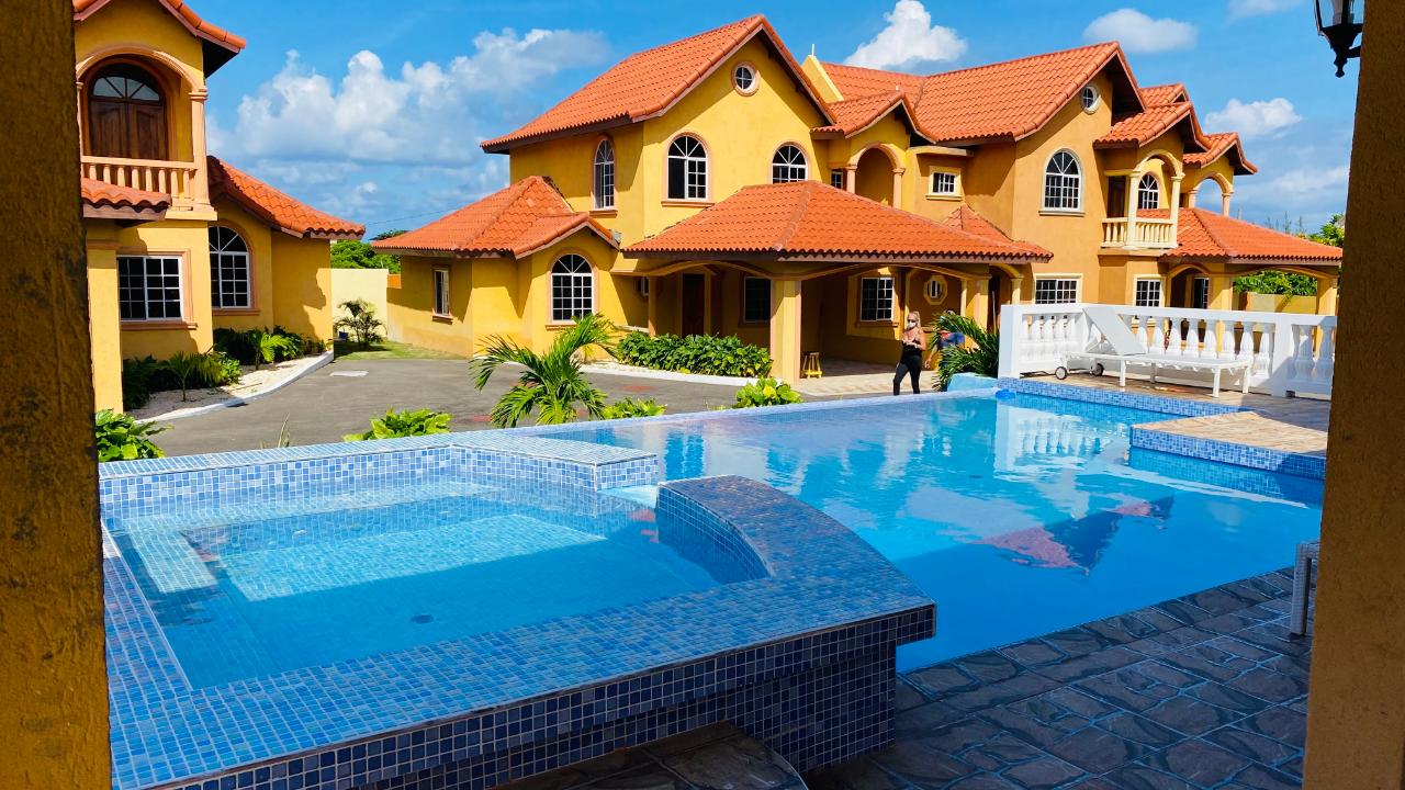 Townhouse For Sale TAYLOR ROAD IRONSHORE, Montego Bay 395,000 Keez
