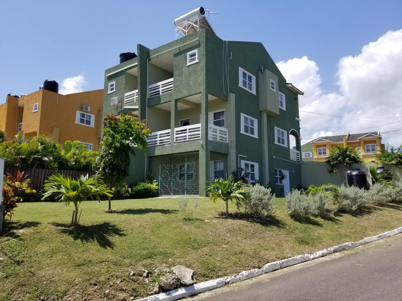 Townhouse For Sale THE VISTAS, Runaway Bay 350,000 Keez