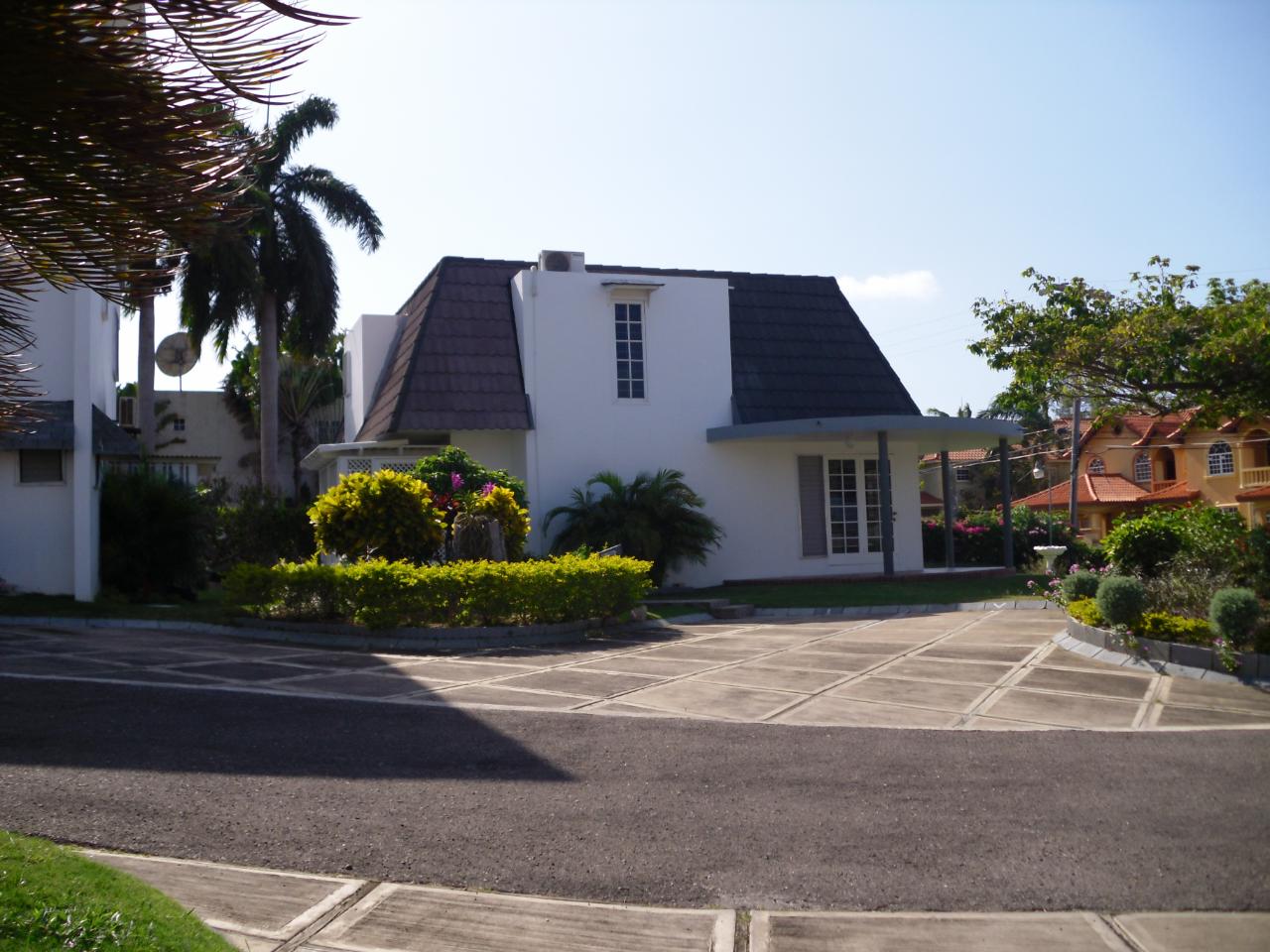 Townhouse For Sale TAYLOR ROAD, Montego Bay 240,000 Keez