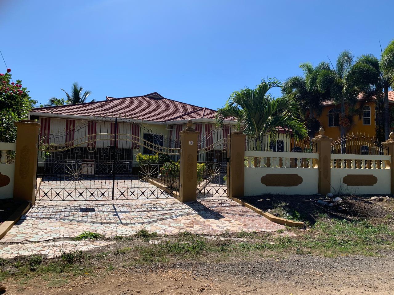 House For Sale CHATEAU, PALMERS CROSS, May Pen 30,000,000 Keez