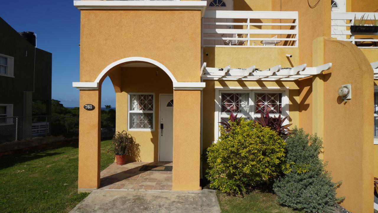 Townhouse For Sale PEAK WAY, Runaway Bay 250,000 Keez