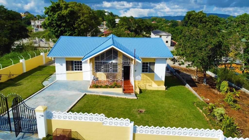 House For Sale MCKINLEY CLOSE, Mandeville 27,000,000 Keez
