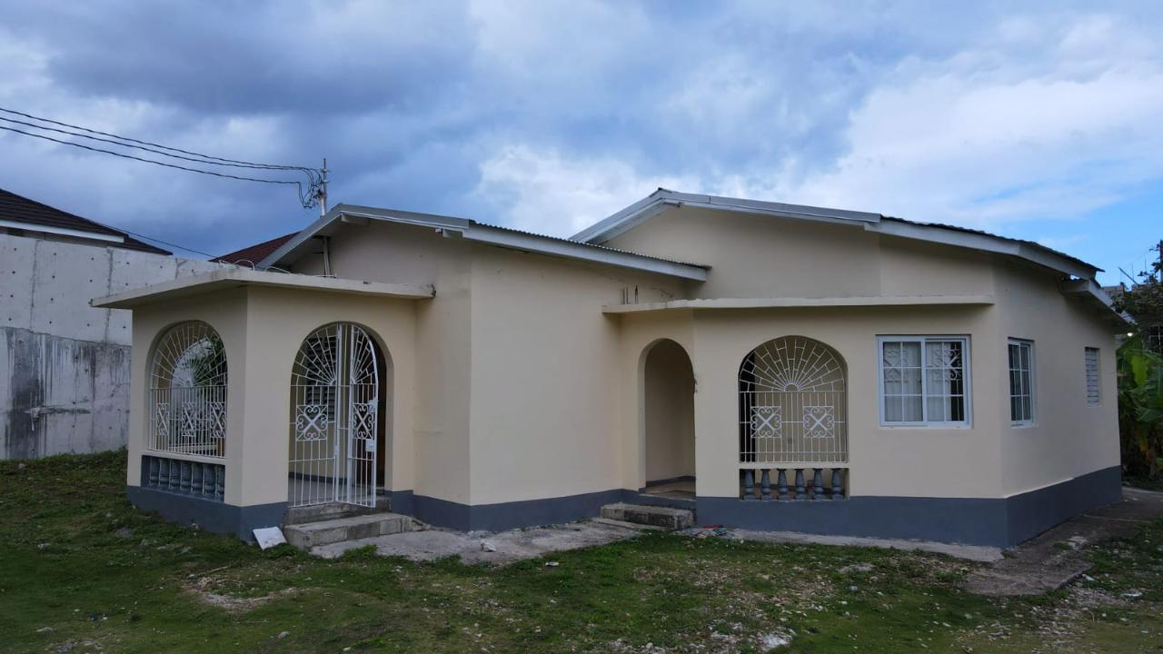House For Sale VICTORY LANE, GREAT POND, Ocho Rios 18,000,000 Keez
