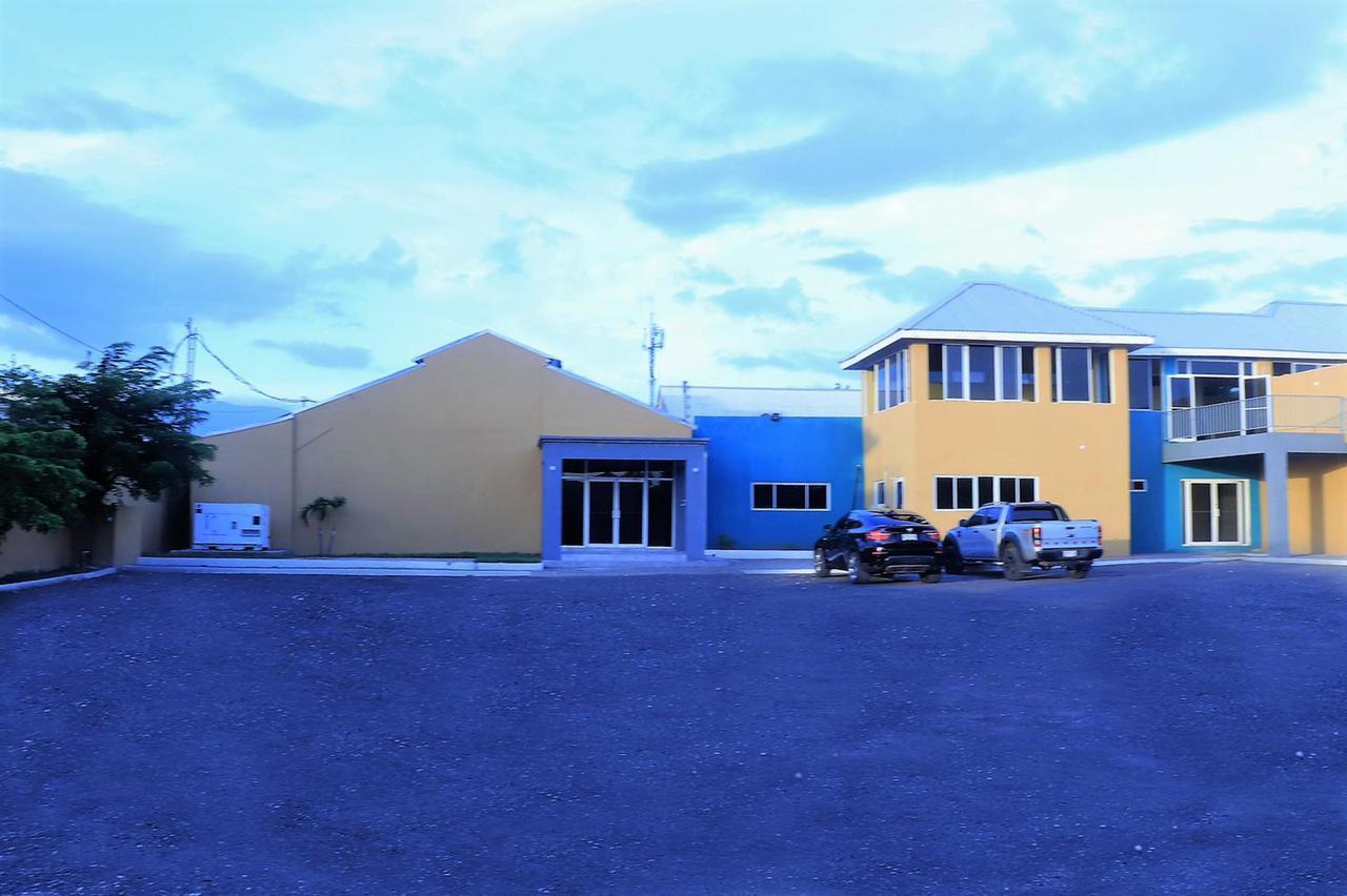 Offices / Commercial Bldg For Rent GRETNA GREEN AVENUE, Kingston 11