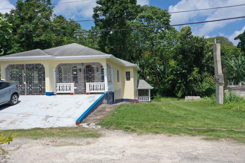 House For Sale VILLAGE GREEN, St. Ann's Bay 44,000,000 Keez