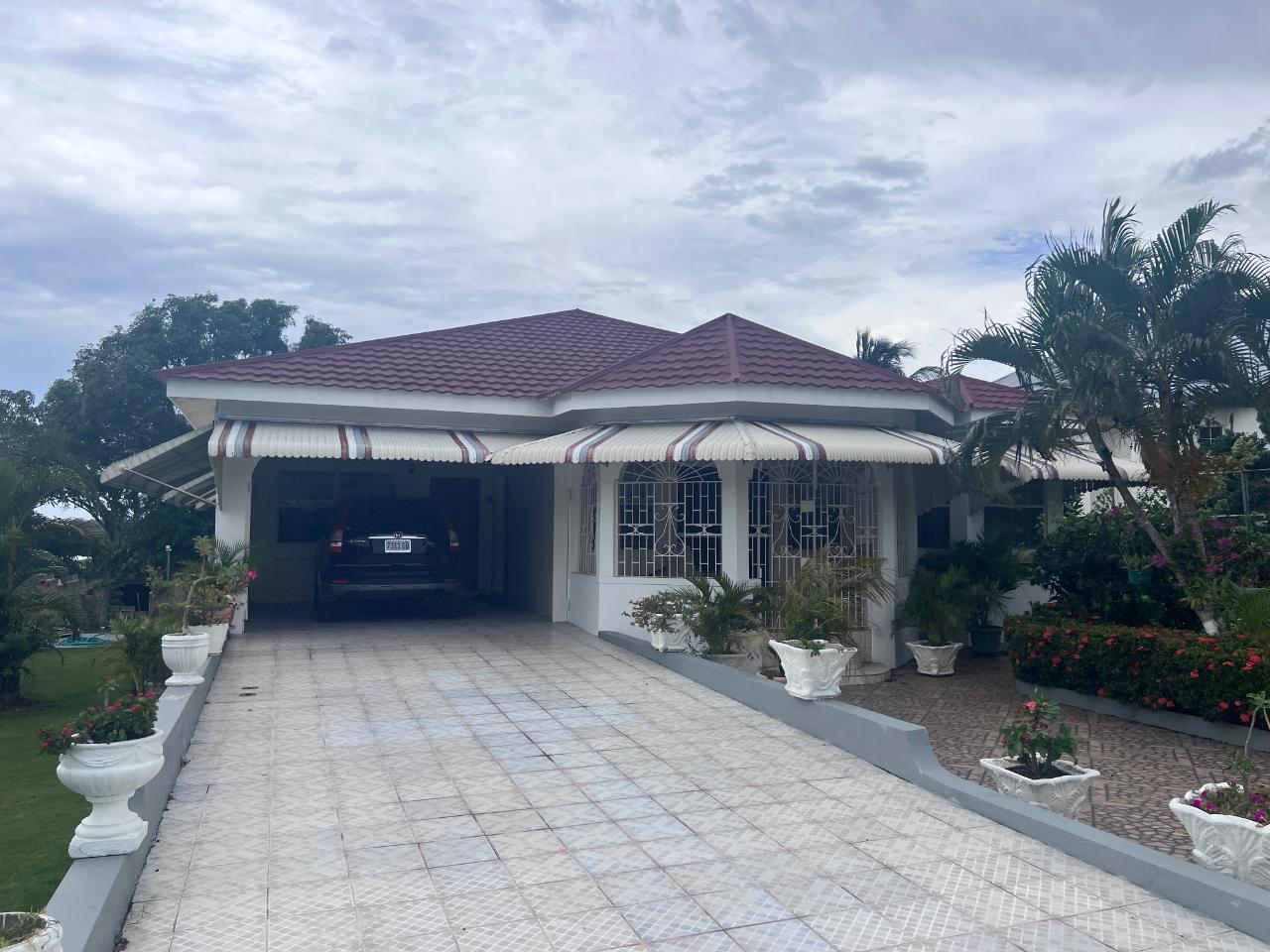 House For Sale VICTOR AVENUE, May Pen 36,000,000 Keez