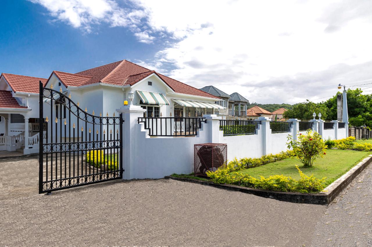 House For Sale RUPERT WILMOT CRESCENT, Runaway Bay 450,000 Keez