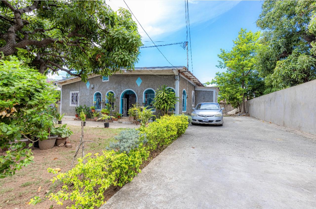 House For Sale CENTRAL AVENUE , VINEYARD, Kingston 3 300,000 Keez
