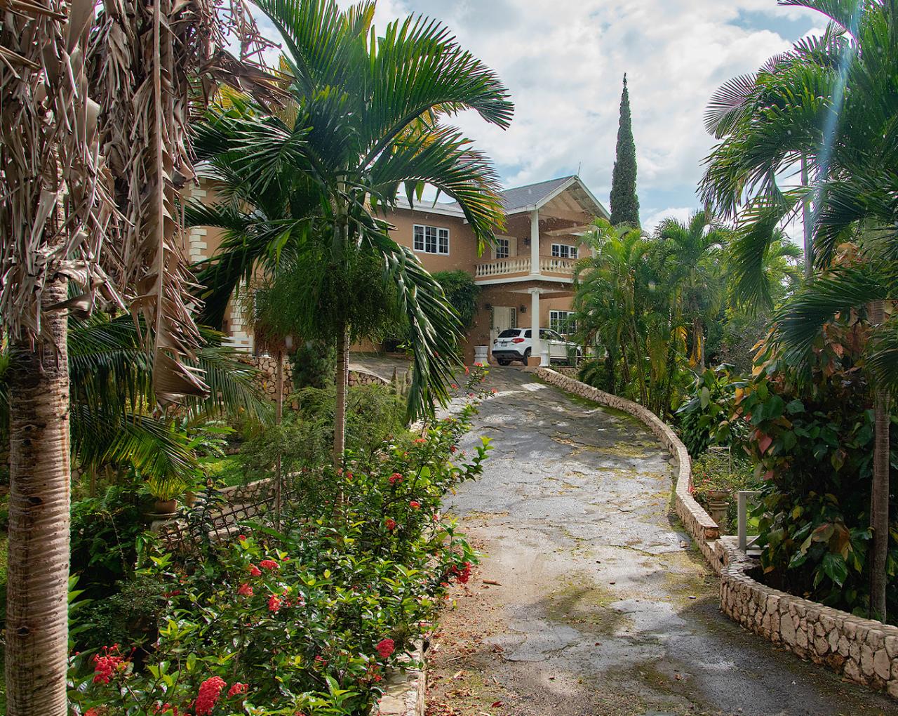 House For Sale WHISPERING WOODS, Kingston 8 950,000 Keez