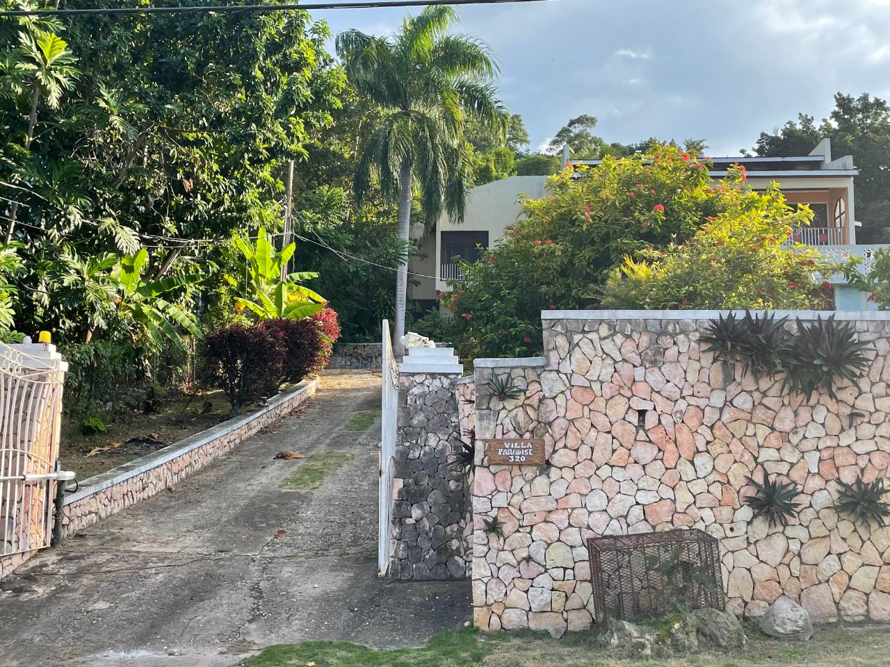 House For Sale CHARLES AVE, IRONSHORE, Montego Bay 500,000 Keez