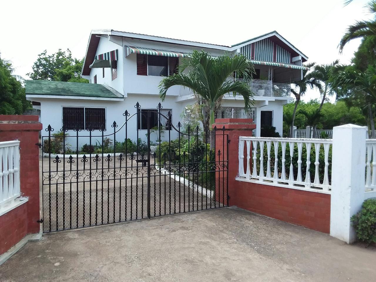 House For Sale FAIRFIELD DRIVE MAY PEN, May Pen 29,000,000 Keez
