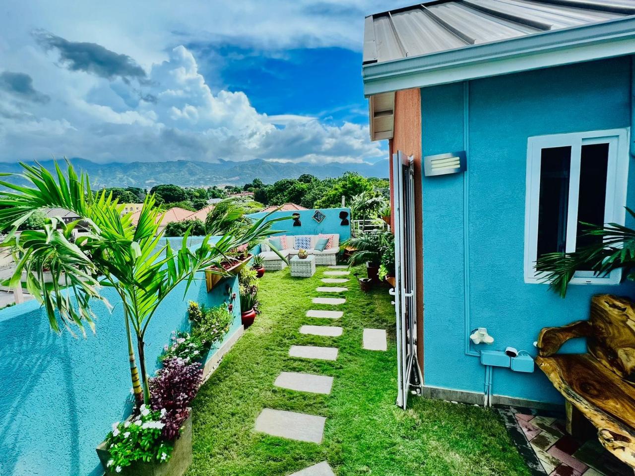 Apartment For Rent SUNSET DRIVE, Kingston 10 300,000 Keez