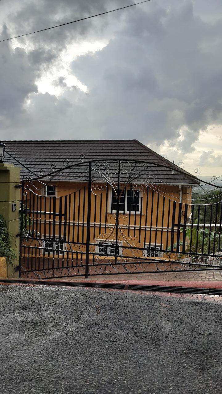 House For Rent SUNSET CLOSE, Kingston 8 5,000 Keez