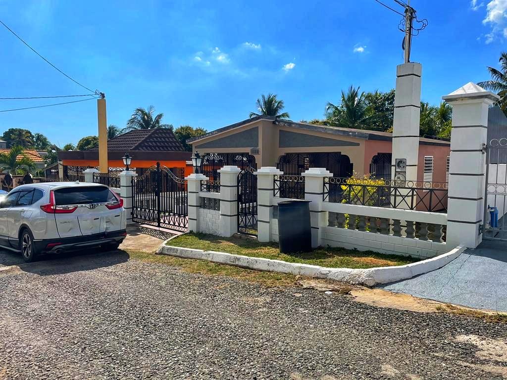 House For Sale SUMMIT DR, CLAREMONT HGTH, Old Harbour 18,800,000 Keez
