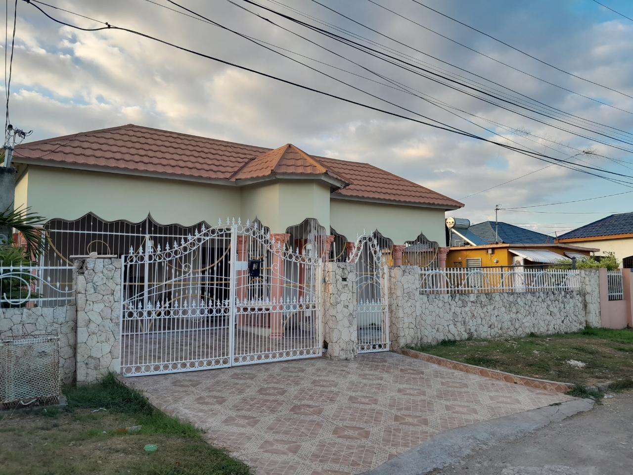 House For Rent LORRAINE AVENUE, Spanish Town 140,000 Keez