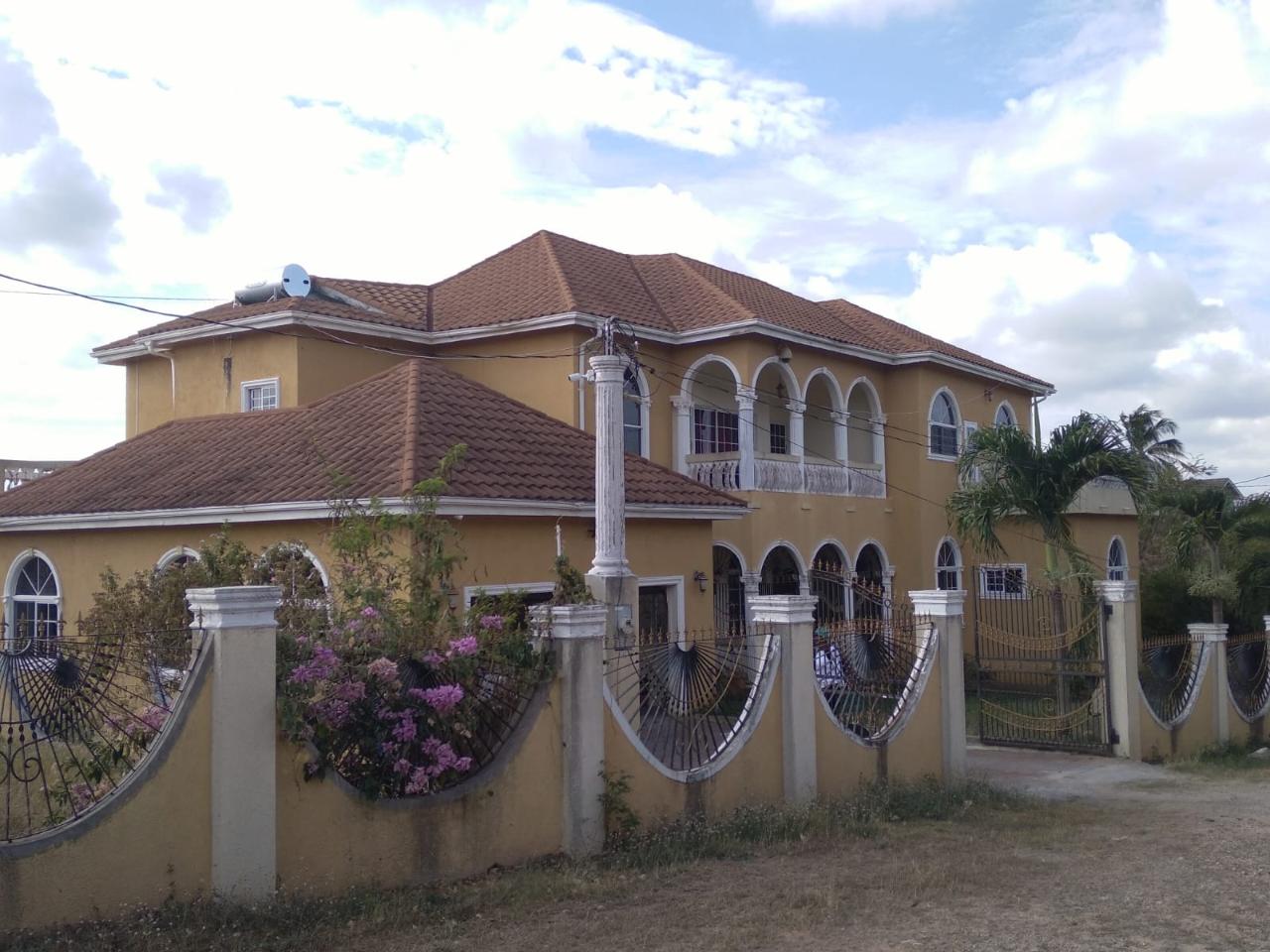 House For Sale SUMMIT POINT DRIVE, May Pen 37,000,000 Keez