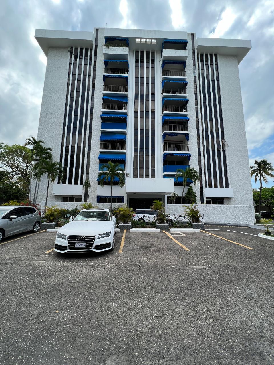 Apartment For Rent RENFREW ROAD, COURTLEIGH, Kingston 5 1,500 Keez