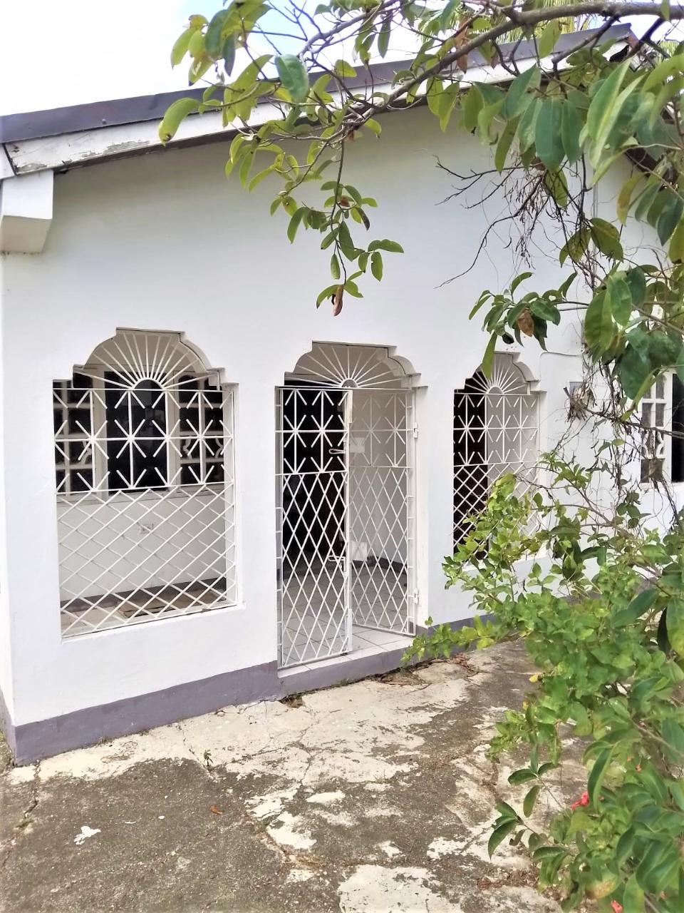 House For Sale GLENMUIR HOUSING SCHEME, May Pen 36,000,000 Keez