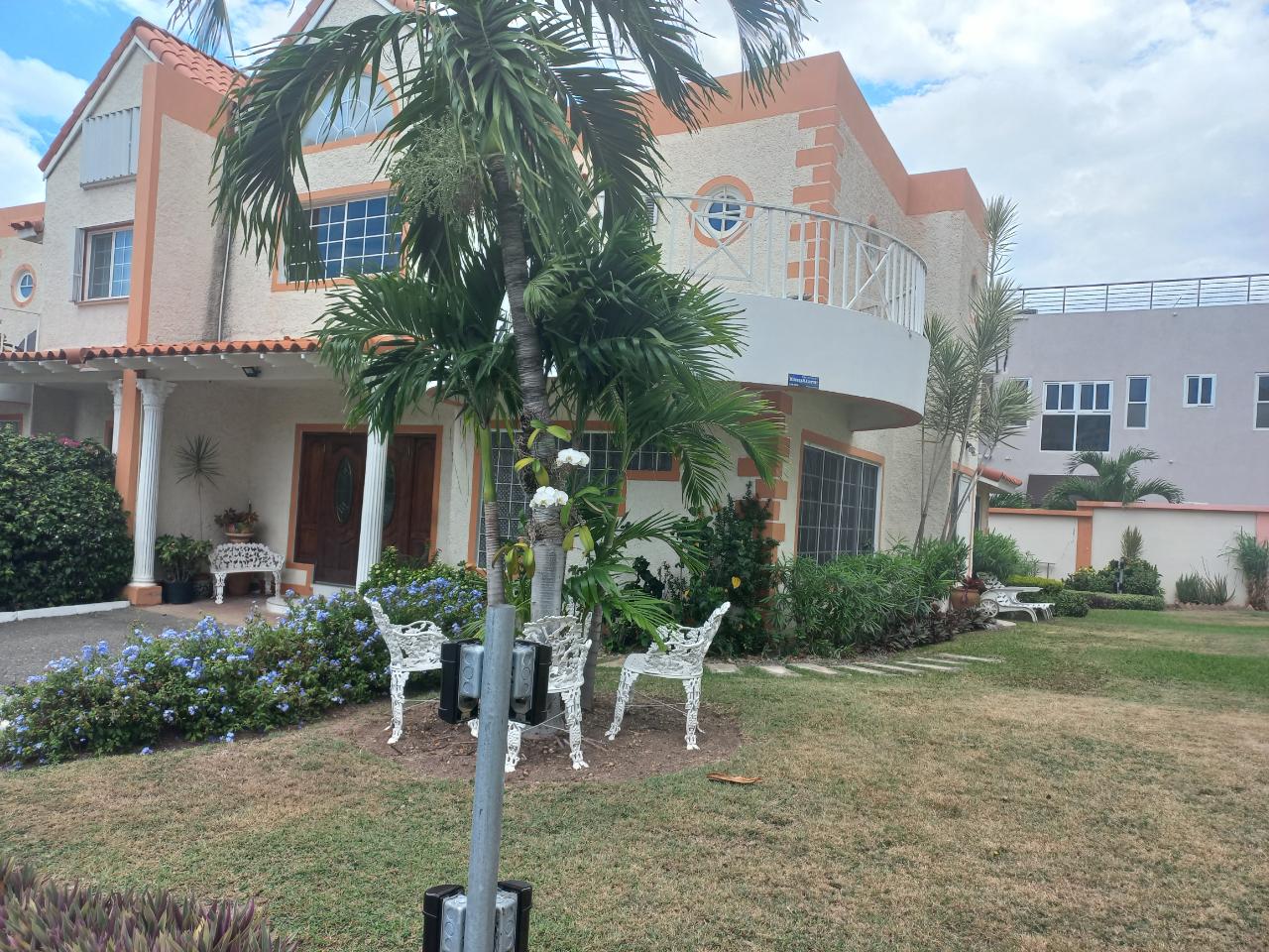 Townhouse For Sale HOPEFIELD AVENUE, Kingston 6 649,000 Keez