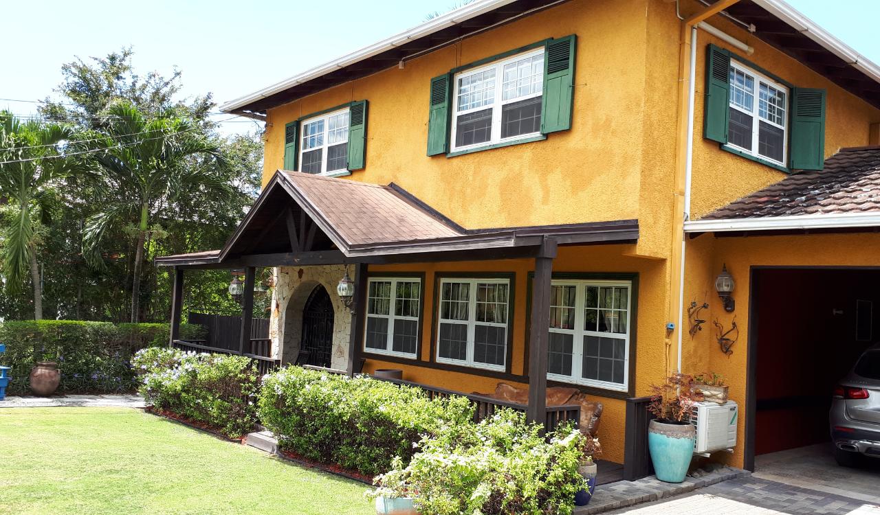 House For Sale RUSSELL HEIGHTS, Kingston 8 1,300,000 Keez