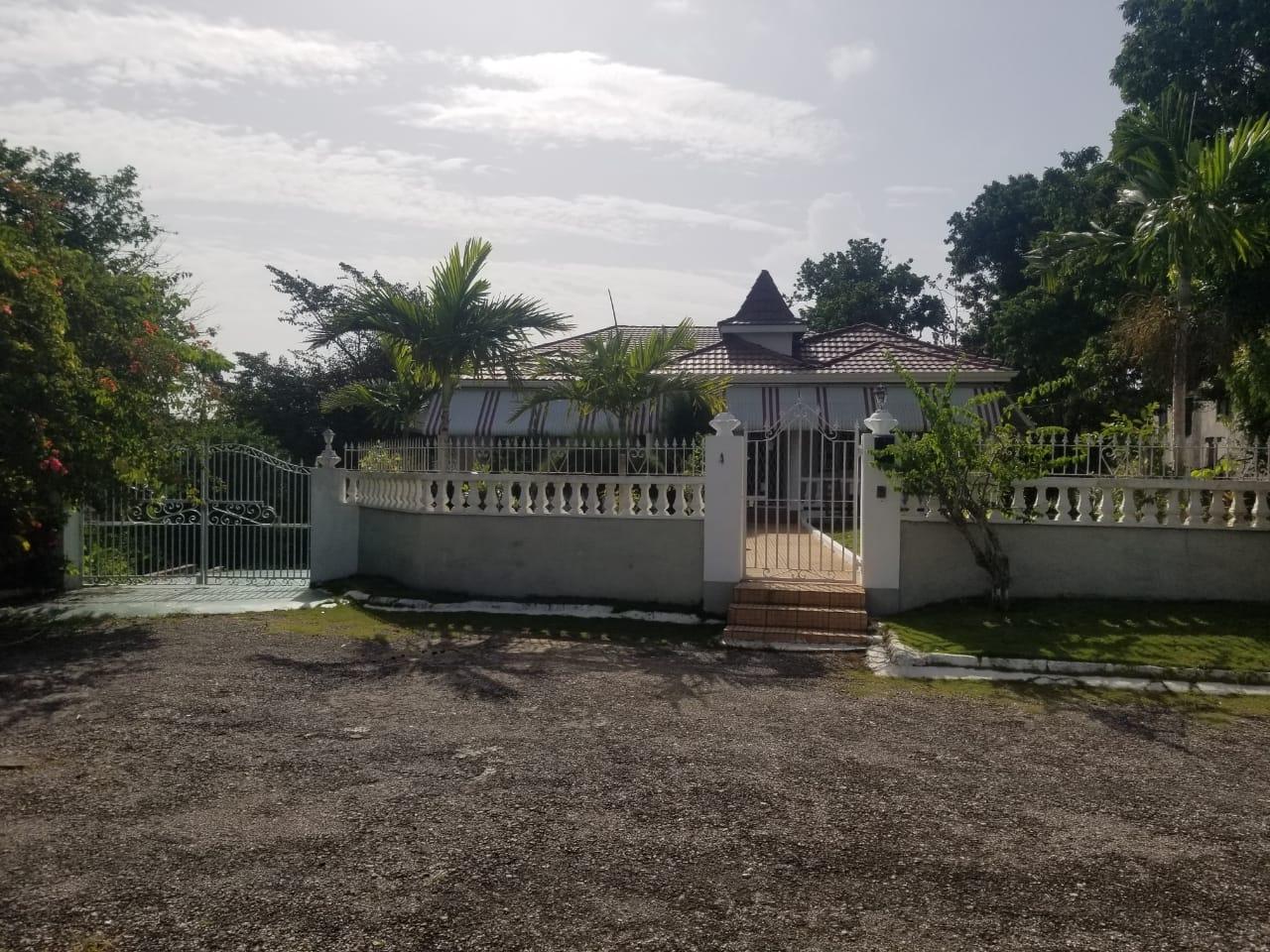 House For Sale BATTERSEA MEWS, Mandeville 45,000,000 Keez