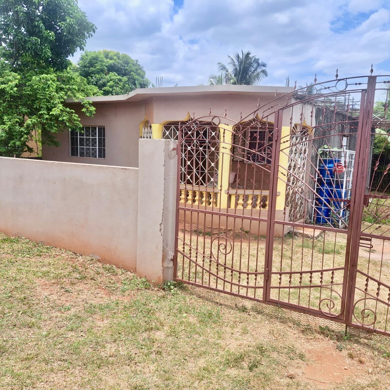 House For Sale MAGIL PALM, Spanish Town 11,000,000 Keez