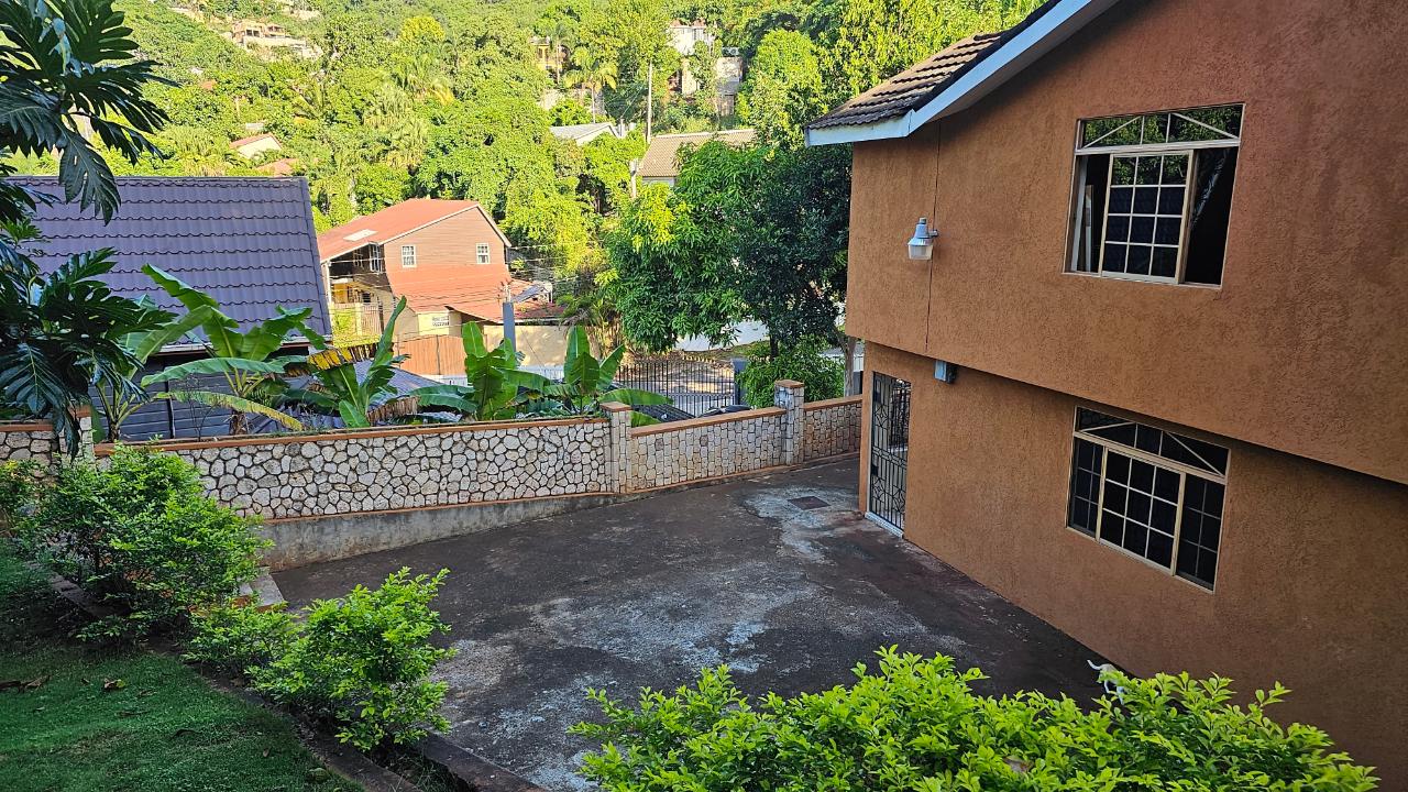 House For Rent LESLIE WAY, Kingston 19 1,600 Keez