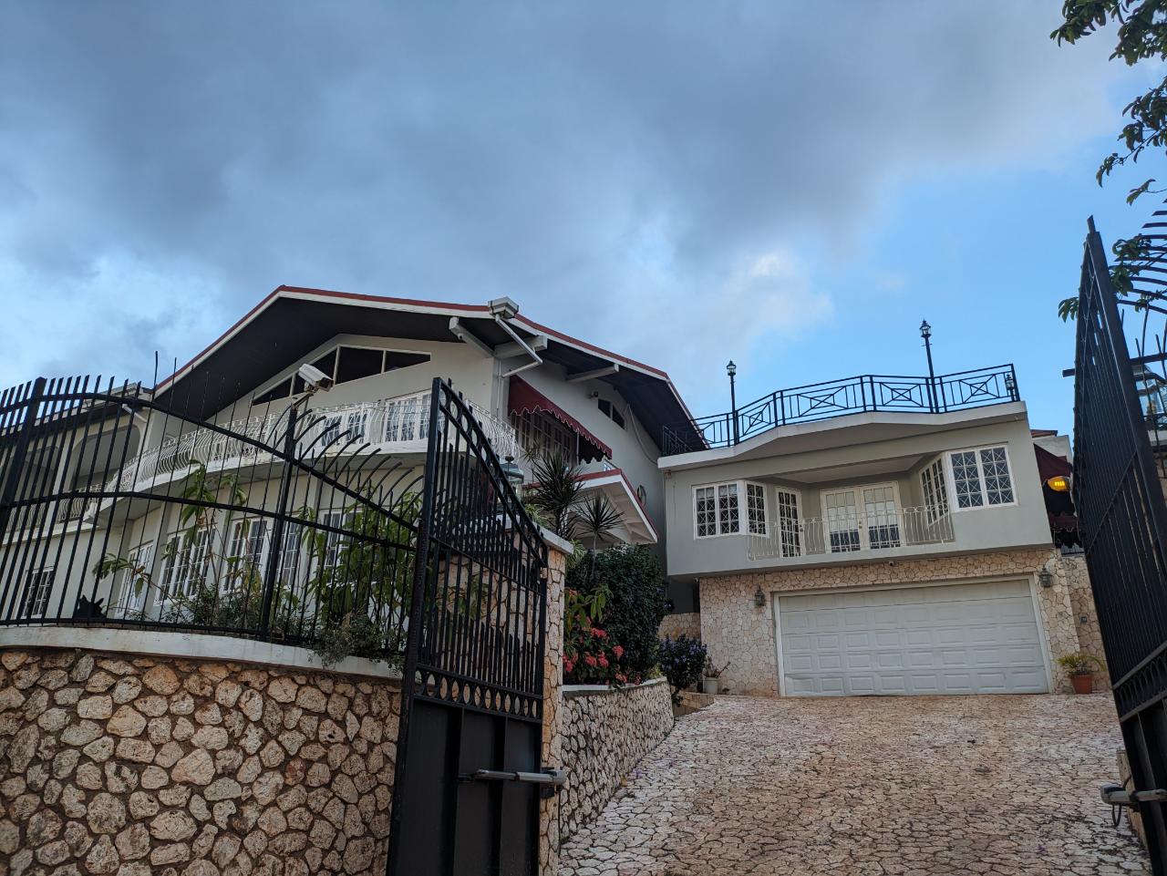 House For Rent PLANTATION DRIVE, Kingston 19 2,500 Keez