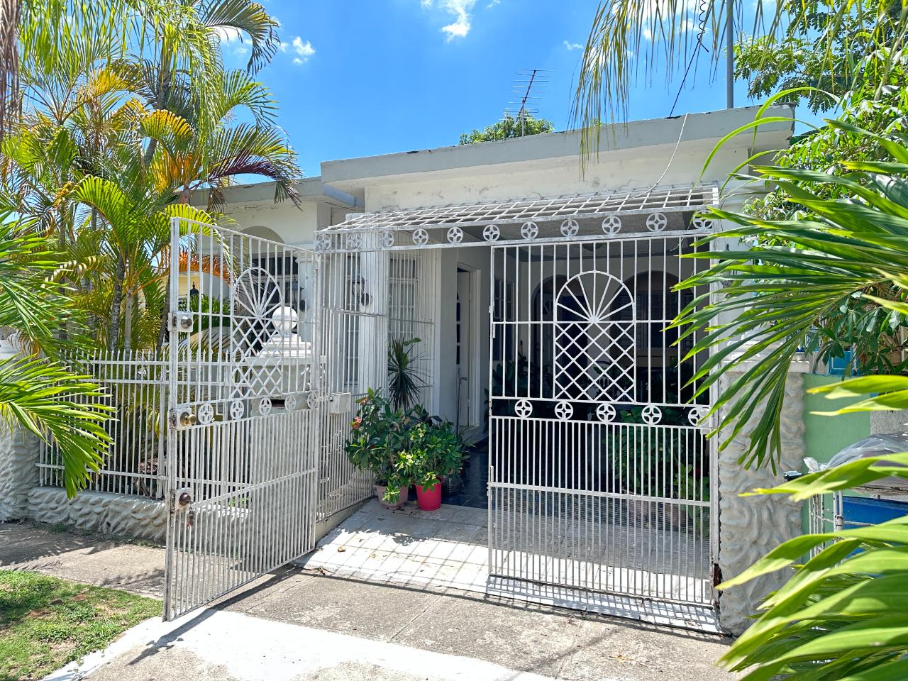 House For Sale DAFFODIL AVENUE, Spanish Town 16,900,000 Keez