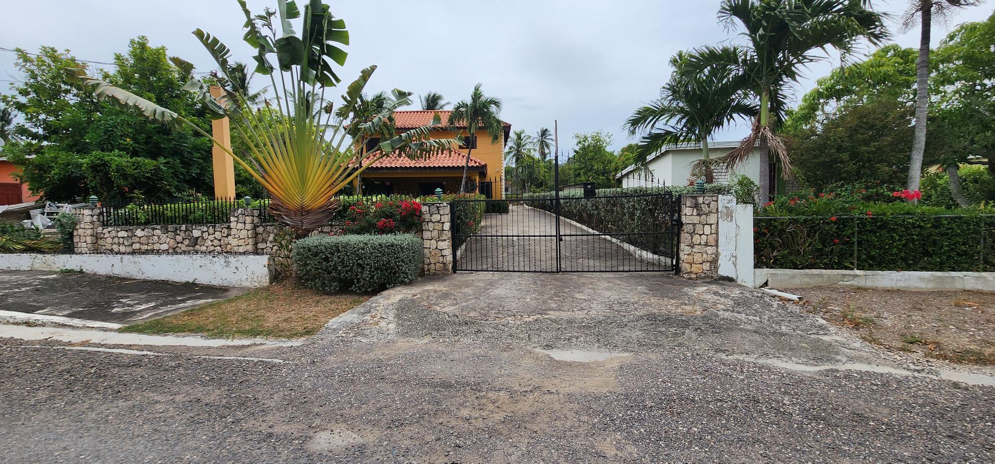 House For Sale CIRCLE DRIVE, GLENMUIR HE, May Pen 38,000,000 Keez
