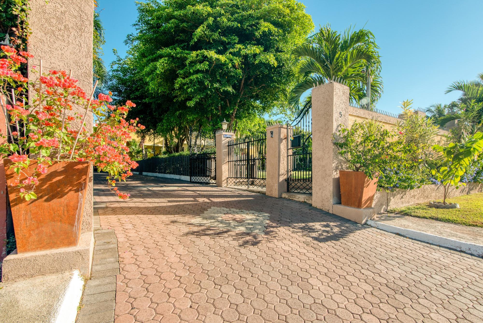 House For Rent SANDHURST CRESCENT, Kingston 6 6,000 Keez