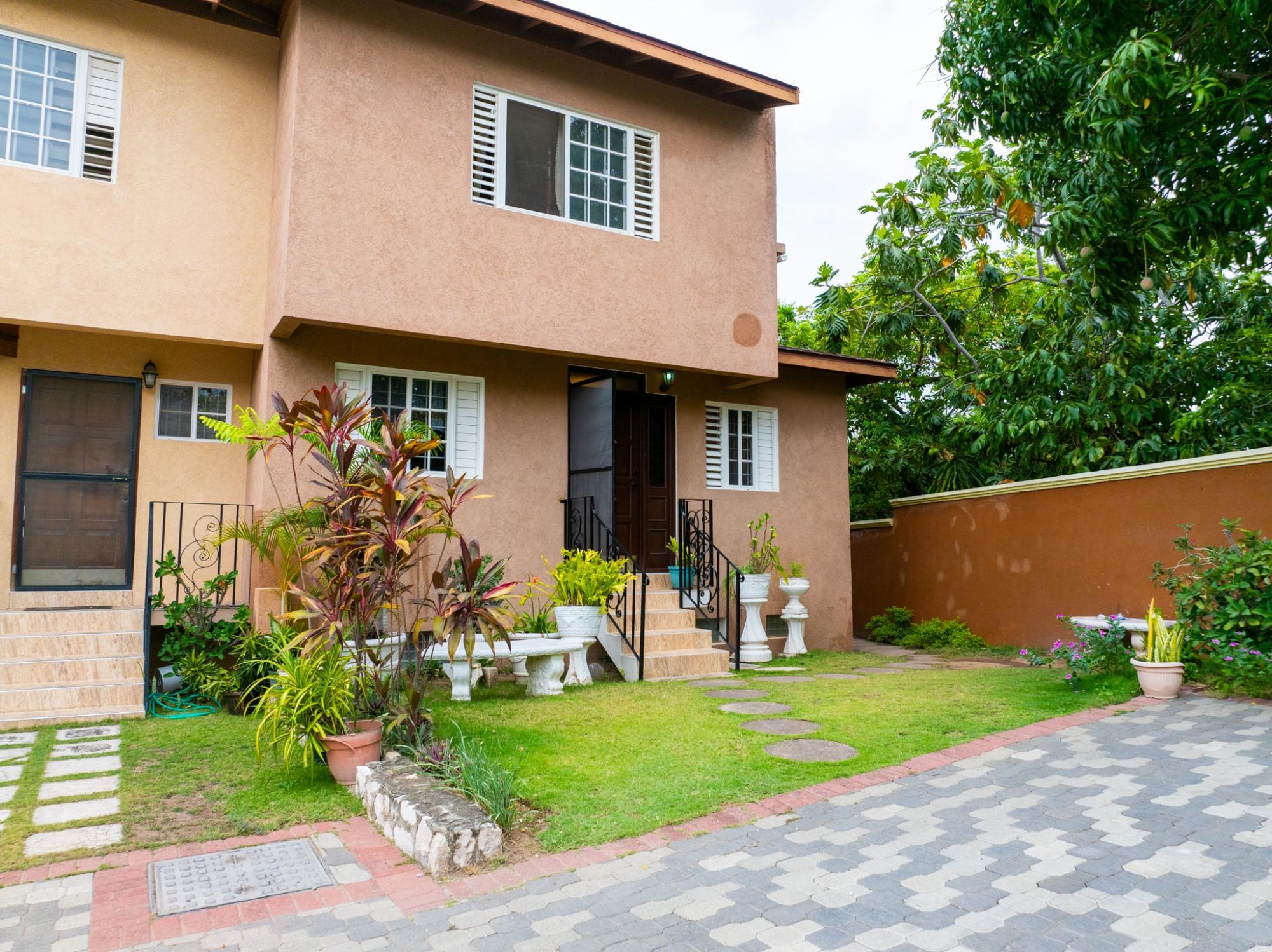 Townhouse For Sale BRAEMAR AVENUE, Kingston 10 70,000,000 Keez