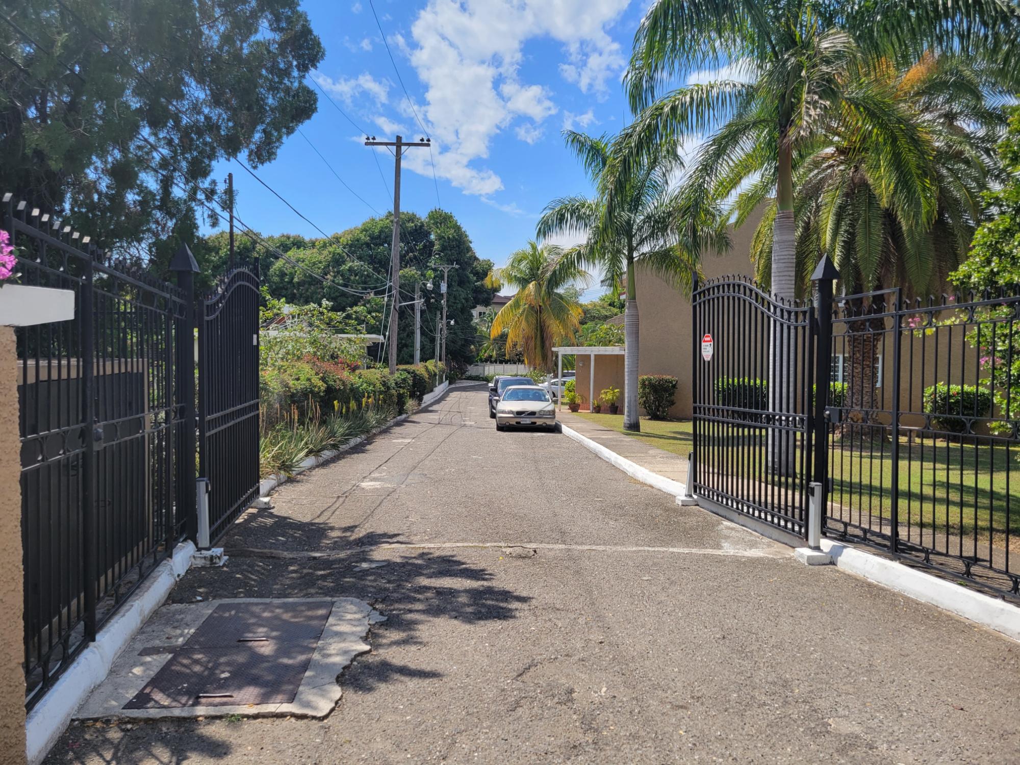 Apartment For Rent OTTAWA AVENUE, Kingston 6 1,400 Keez