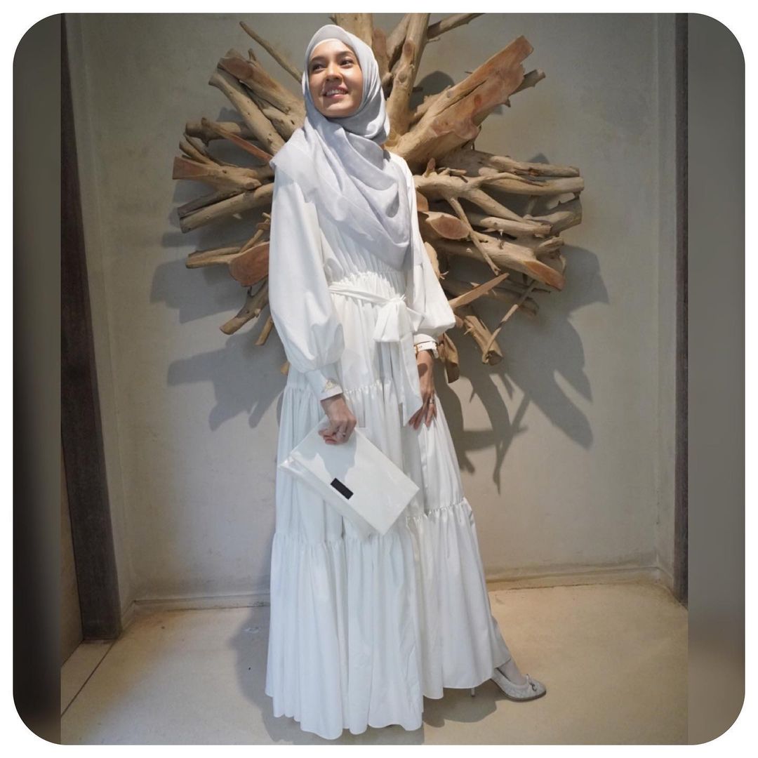 8 Inspirasi Style Hijab Syari Kekinian Ala Selebriti Indonesia Womantalk