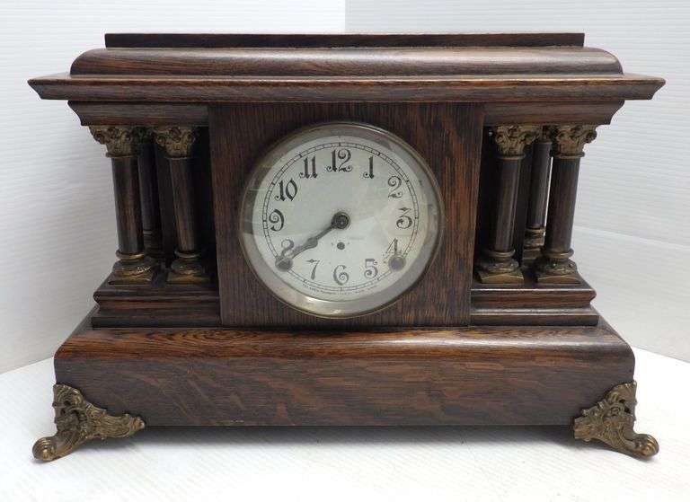 Oak wood mantel clock, The Arthur Pequegnat Clock Co. Berlin, Canada on