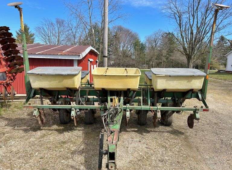John Deere 7000 6Row Planter, Comes with Bean Plates and Various Corn