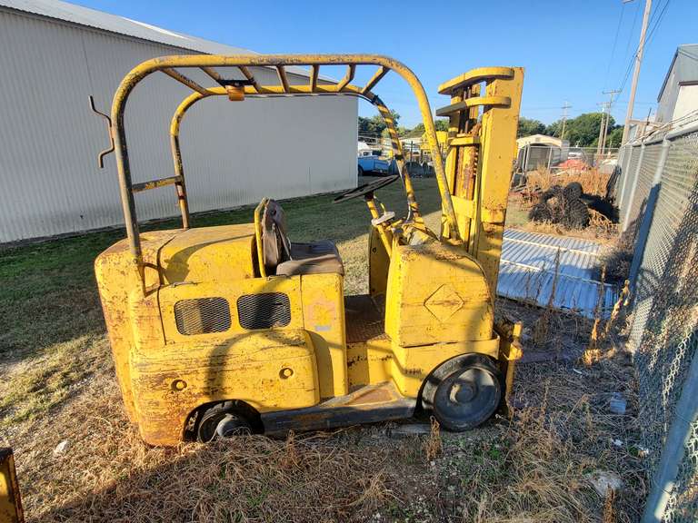 Allis Chalmers Forklift - Gavel Roads Online Auctions