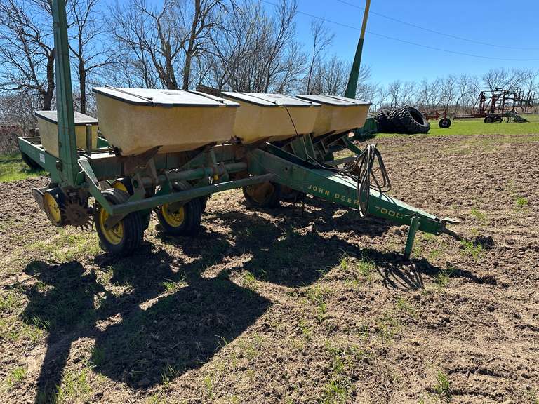 John Deere 7000 Planter & Extra Plates Gavel Roads Online Auctions