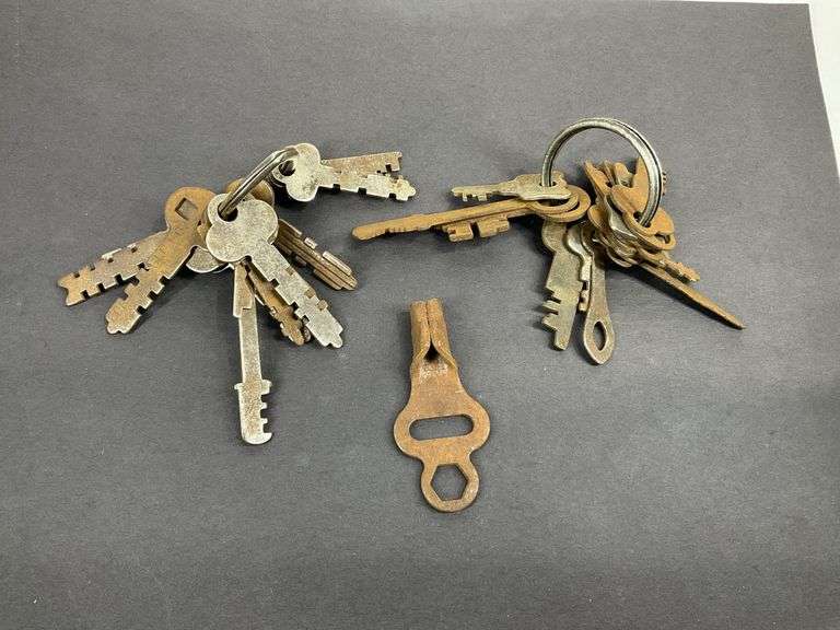 Two ring of keys , assorted styles Hash Auctions