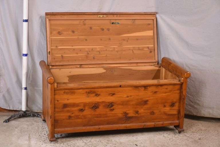 Piedmont lifttop cedar chest with casters; 15680085 R.H. Lee & Co