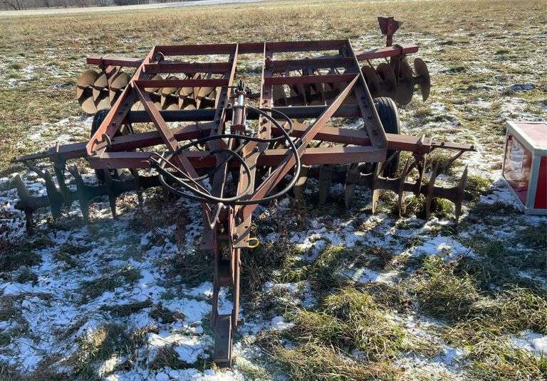IH Disc, 13', Hydraulic Cylinder Maring Auction Lot, 45655 HWY 56 BLVD
