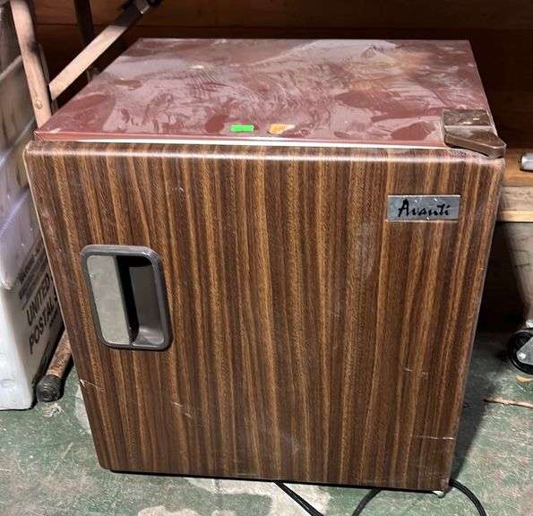 Avanti Mini Frig Model #17–2 RG - Metzger Property Services, LLC