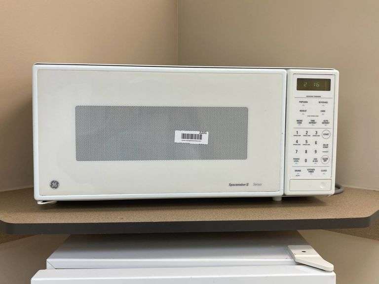 Room 212 GE Spacemaker II Microwave. McLaughlin Auctioneers, LLC