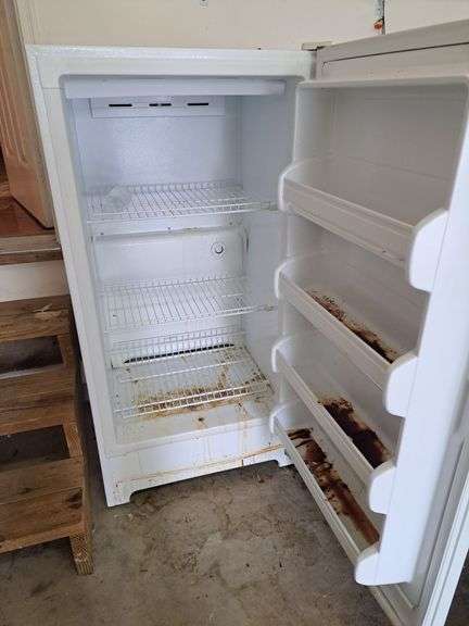 Upright freezer (see description) - T&S Auction Service