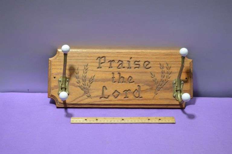 WOODEN WALL PLAQUE WITH HOOKS Texas Online Auction House