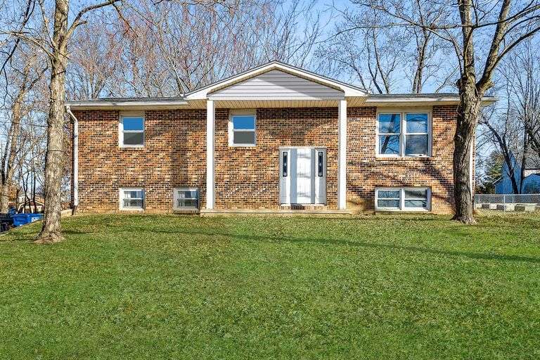 1002 Randall Ln, Fulton MO 65251 5 Bed, 3 Bath Ranch Home! Wolfe