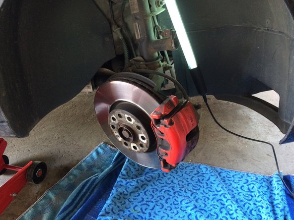 Golf 6 TDI Bremsbeläge vorne und hinten Replacement iFixit Reparaturanleitung