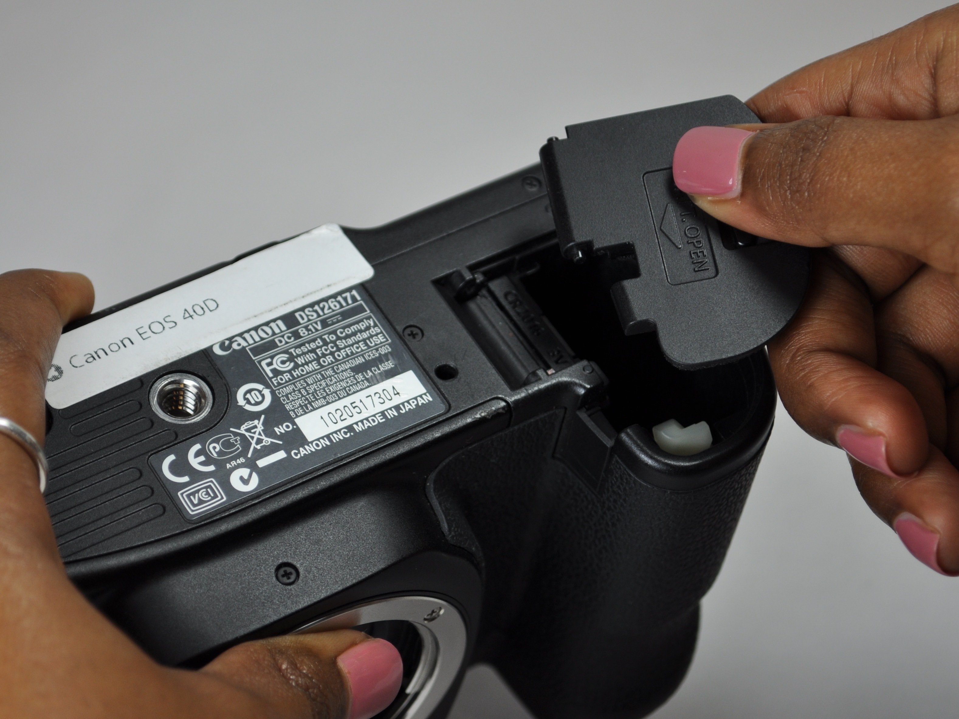 Canon EOS 40D Battery Door Replacement - iFixit Repair Guide