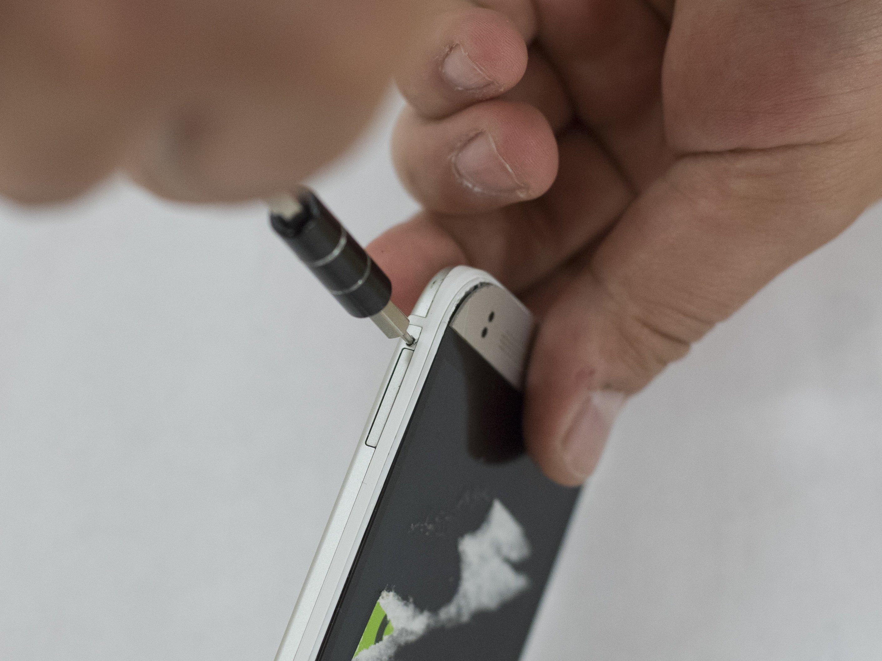 HTC One Remix SIM Card Replacement iFixit Repair Guide