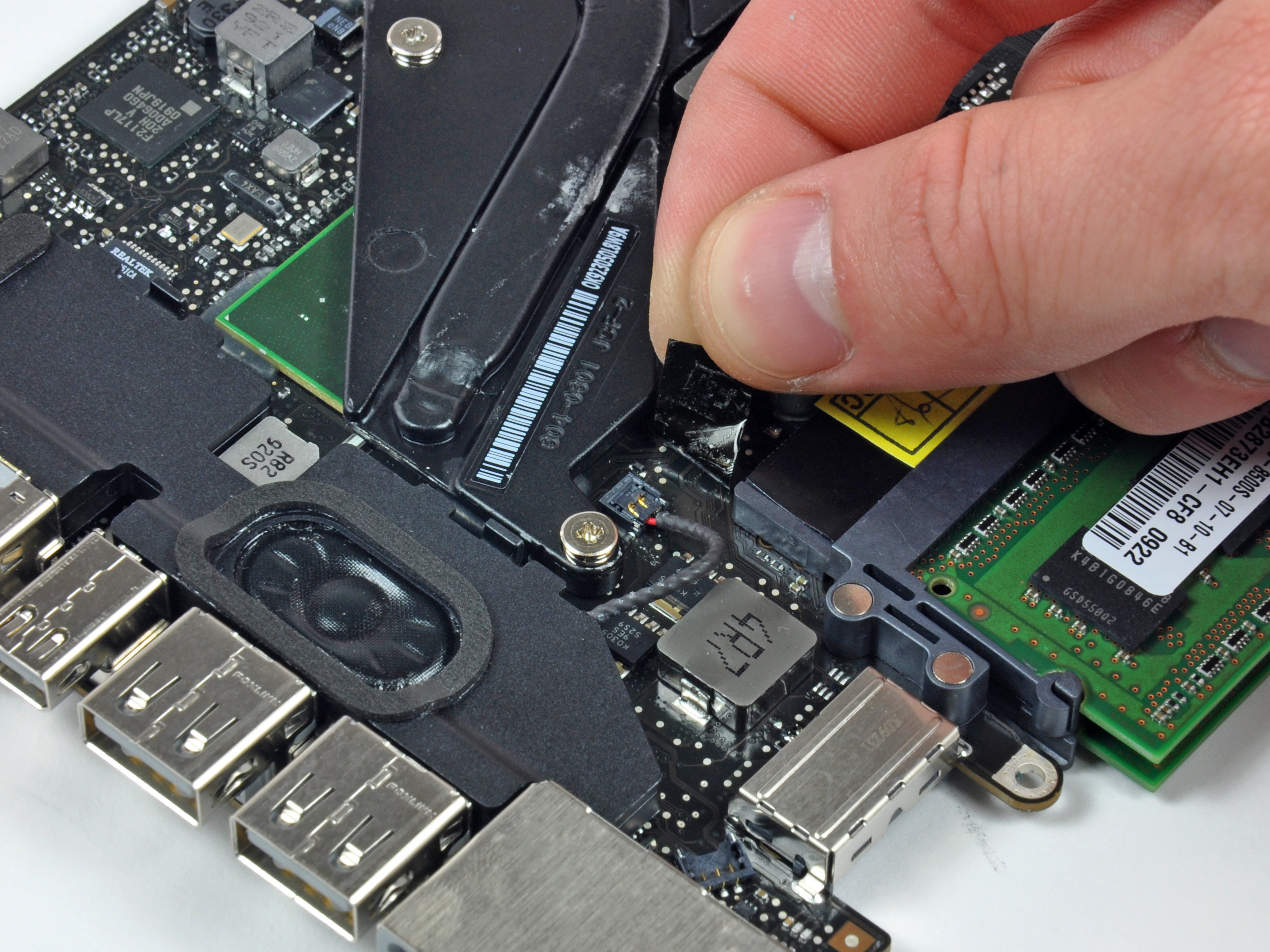 MacBook Pro 13" Unibody Mid 2009 Left Speaker Replacement iFixit